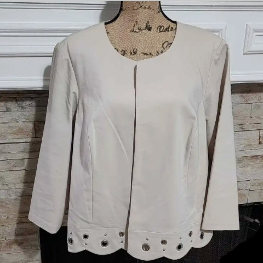 LIKE NEW ROZ & ALI KHAKI GROMMET ACCENT JACKET! GREAT FOR LAYERING